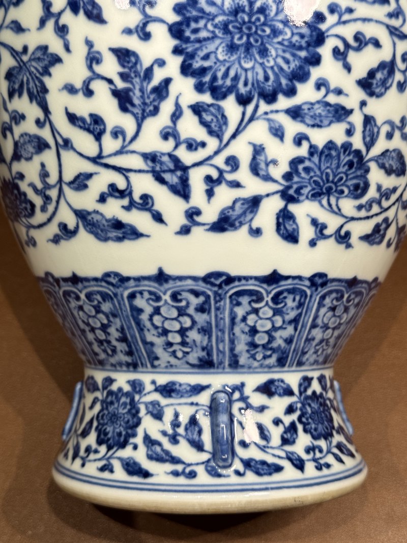 清乾隆 青花缠枝花卉纹出戟双耳尊 - 图15