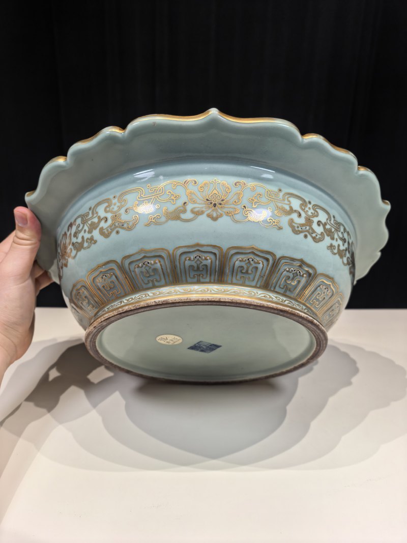 清乾隆 粉青釉浅浮雕描金福寿吉庆如意花口大洗 - 图11