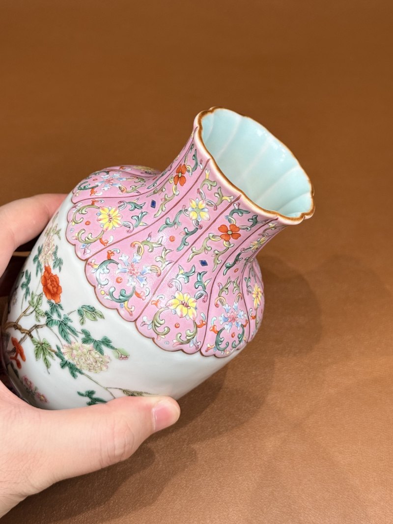 清乾隆 御题诗洋彩芙蓉图浮雕藕粉地十瓣花口瓶 - 图12