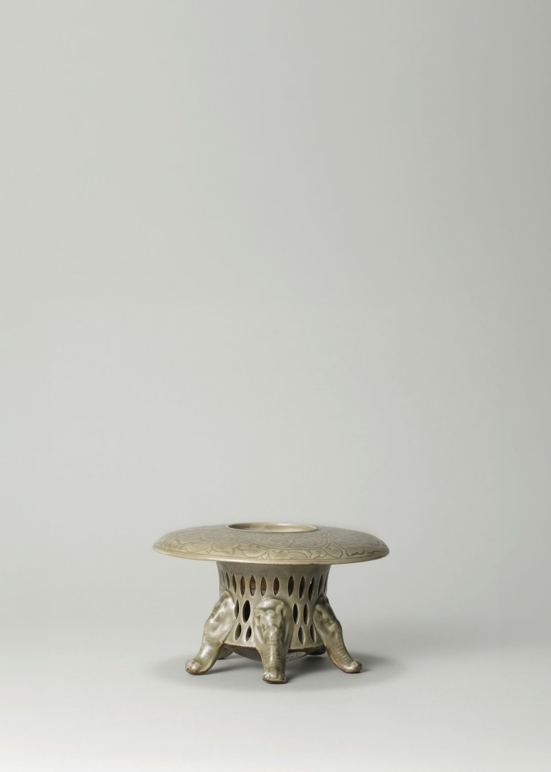 北宋　耀州窯青釉刻花鏤空五足爐 | A RARE YAOZHOU CARVED AND RETICULATED CELADON-GLAZED INCENSE BURNER - 图6