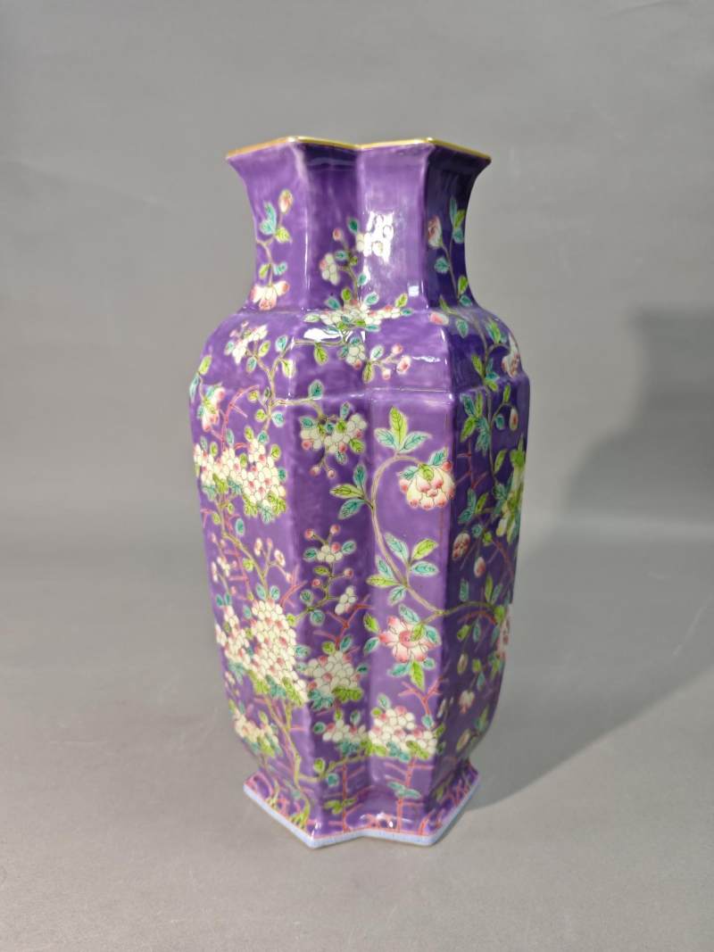    藕荷地粉彩花鸟方胜尊 - 图3