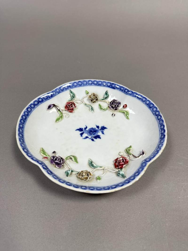    清 青花贴塑粉彩花卉纹盘 - 图2