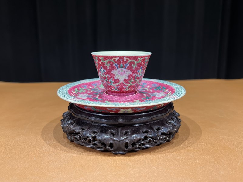 清乾隆 胭脂红地轧道洋彩缠枝宝相花纹杯及杯托（一套） - 图4