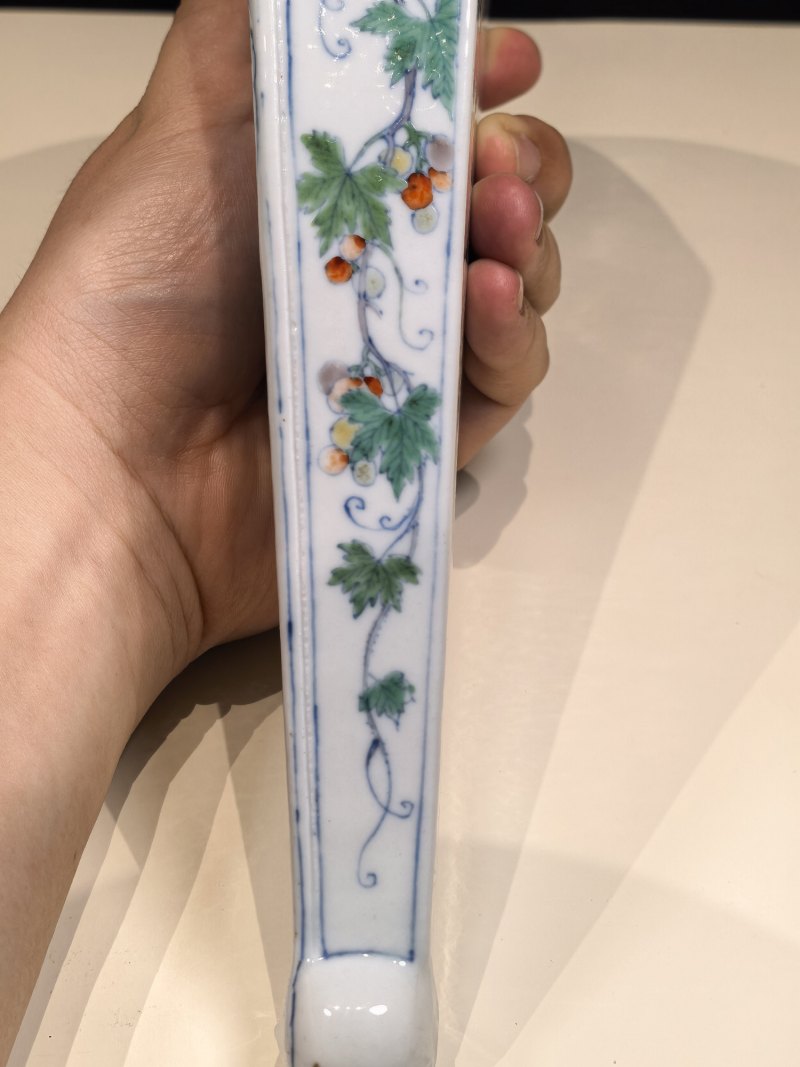 清雍正 斗彩竹雀松鼠葡萄图扇形壁瓶 - 图7
