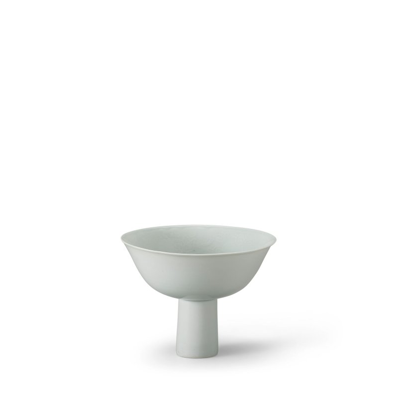 清康熙　白釉暗刻纏枝蓮紋高足碗 | AN ANHUA-DECORATED WHITE-GLAZED 'LOTUS' STEMBOWL - 图3