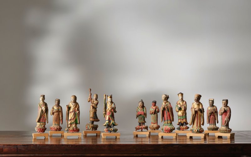 宋/金至元 貼金加彩小木雕人物造像一組十二件 | A GROUP OF TWELVE SMALL POLYCHROME WOOD FIGURES