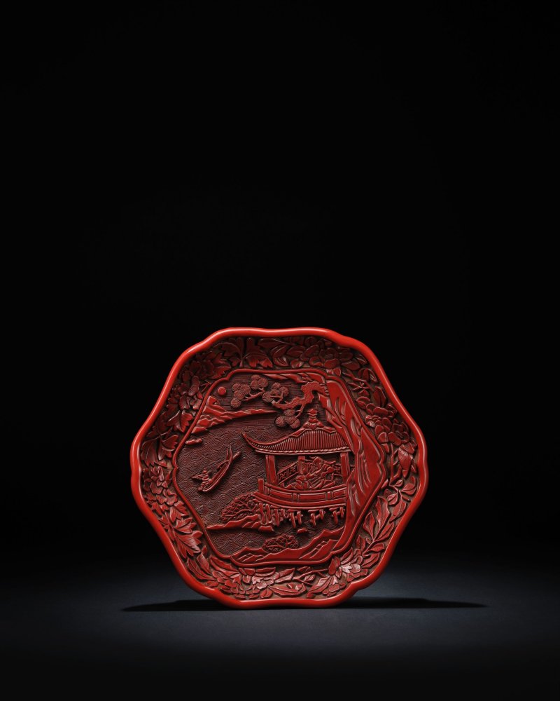 明　剔紅納涼圖瓣式盤 | A CARVED CINNABAR LACQUER 'RESTING SCHOLAR' HEXALOBED DISH
