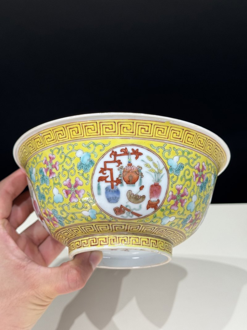 清光绪 黄地粉彩福禄万代开光博古图碗一对 - 图5