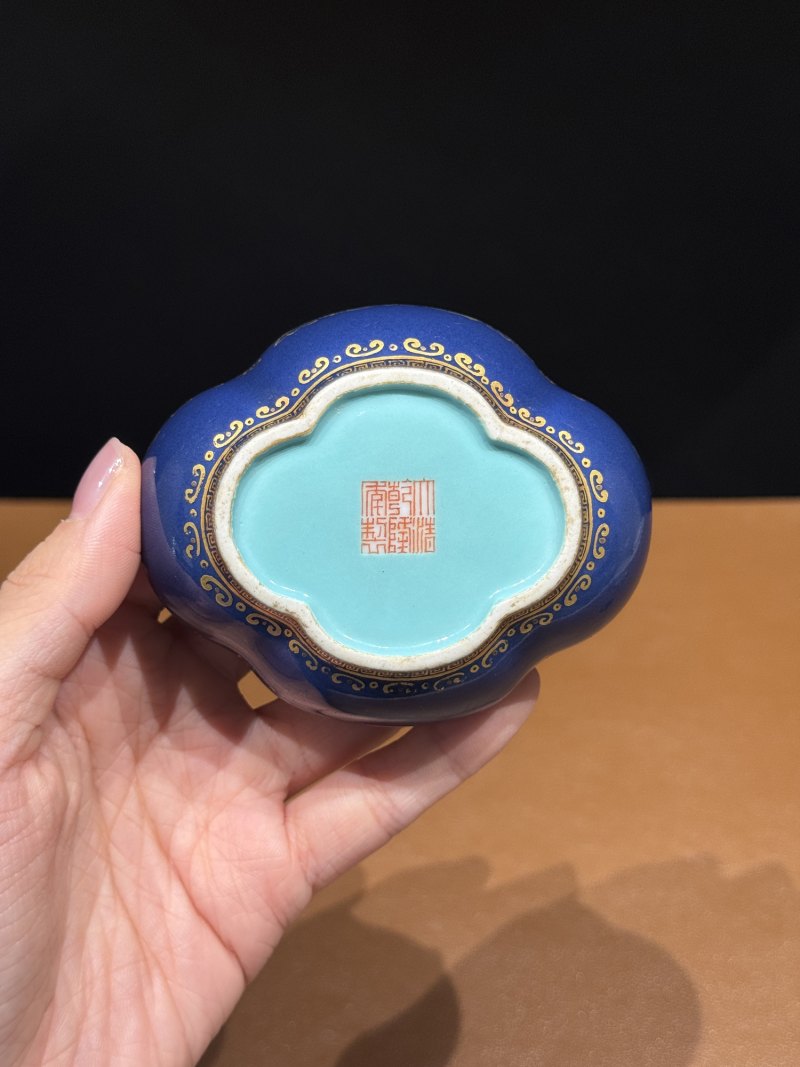 清乾隆 霁蓝描金缠枝莲海棠式水丞 - 图12