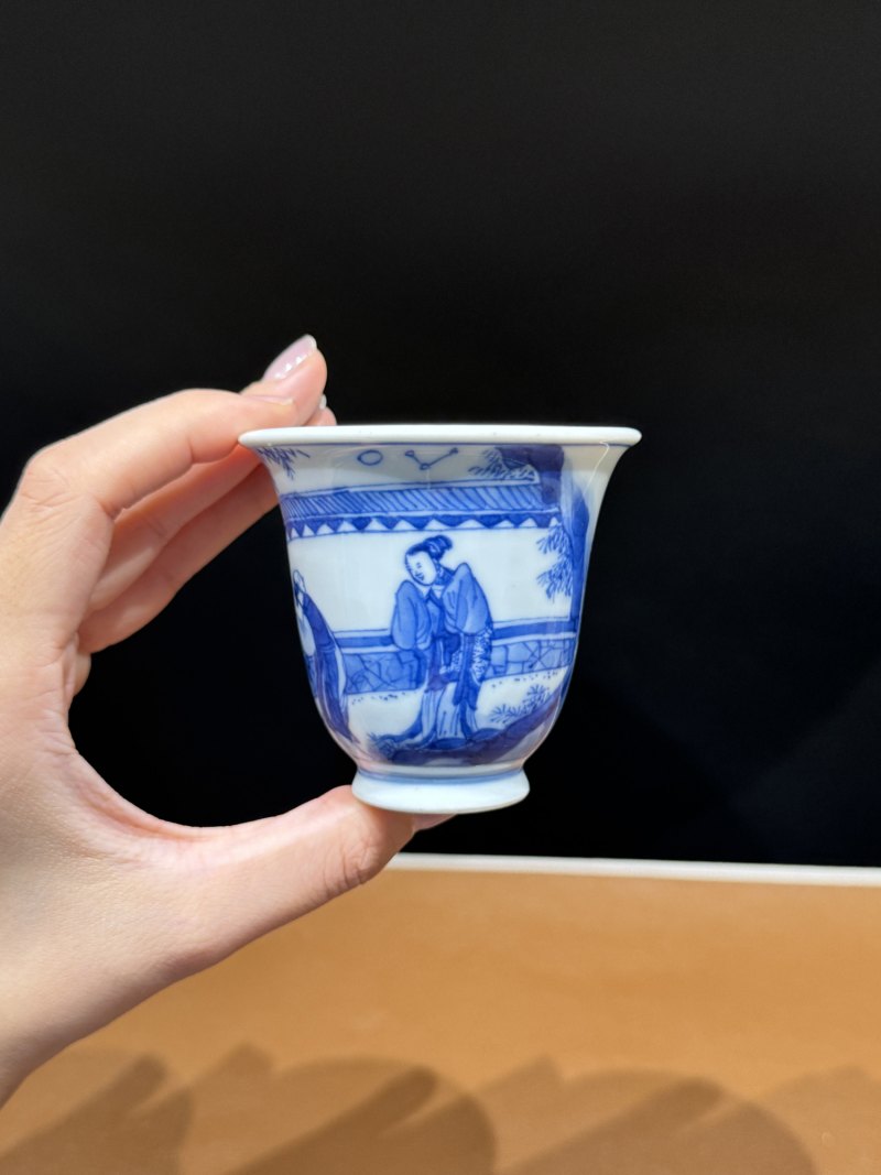 清康熙 青花西厢记之崔莺莺听琴图铃铛杯 - 图5