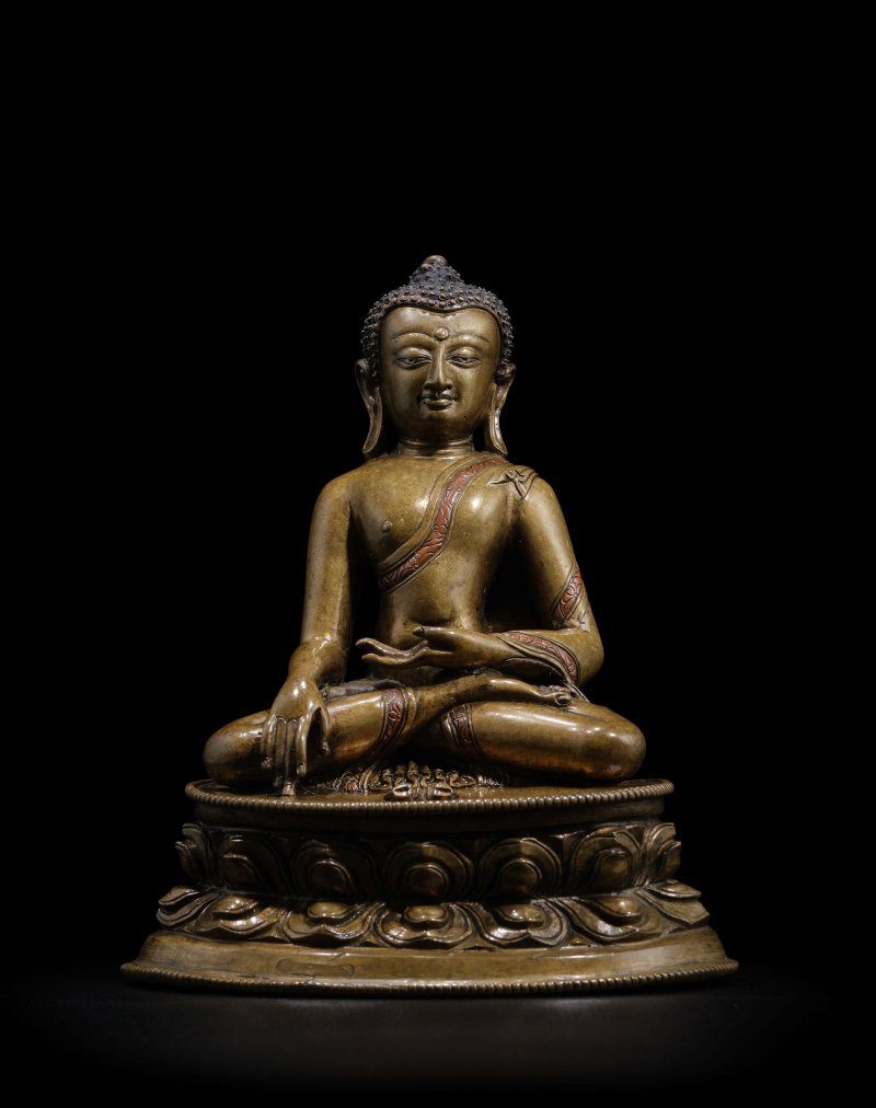 西藏 十三世紀 錯銀錯紅銅金剛座佛陀銅像 | A SILVER AND COPPER INLAID COPPER ALLOY FIGURE OF VAJRASANA BUDDHA - 图1