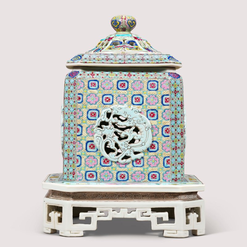 清雍正 洋彩錦地鏤雕團龍紋連座帶蓋熏爐 六字篆書款  YONGZHENG SIX-CHARACTER SEAL MARK IN UNDERGLAZE BLUE AND OF THE PERIOD (1723-1735) - 图2