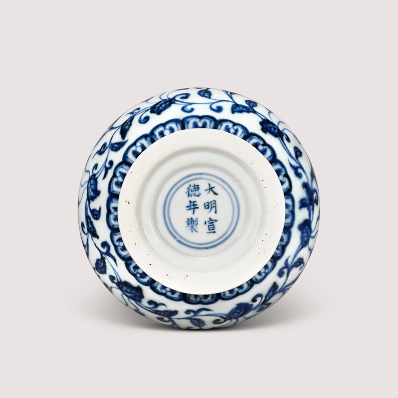 明宣德 青花轉枝海棠花紋小罐 雙圈六字楷書款  XUANDE SIX-CHARACTER MARK IN UNDERGLAZE BLUE WITHIN A DOUBLE CIRCLE AND OF THE PERIOD (1426-1435) - 图3