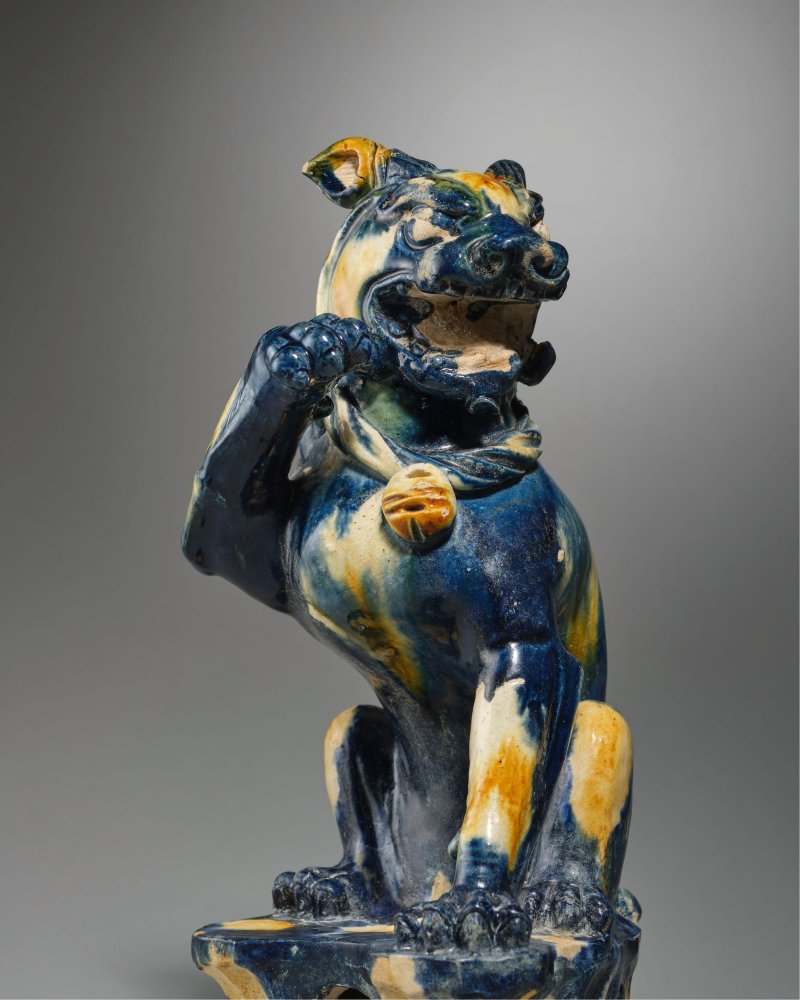 唐　三彩加藍坐獅 | A VERY RARE BLUE, STRAW AND AMBER-GLAZED LION - 图6