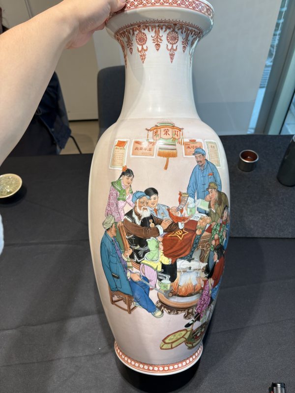 1960年代粉彩革命家史代代傳大瓶 - 图10