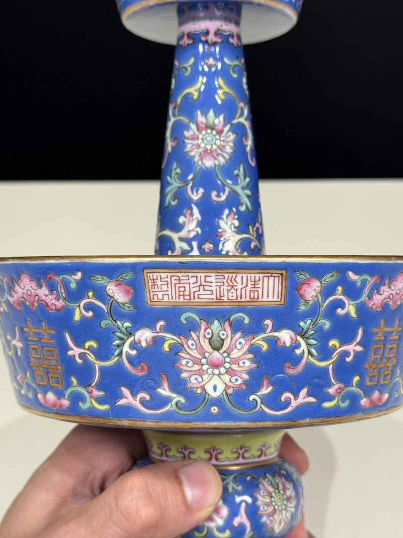 清道光 蓝地粉彩缠枝莲托双喜烛台一对 - 图8