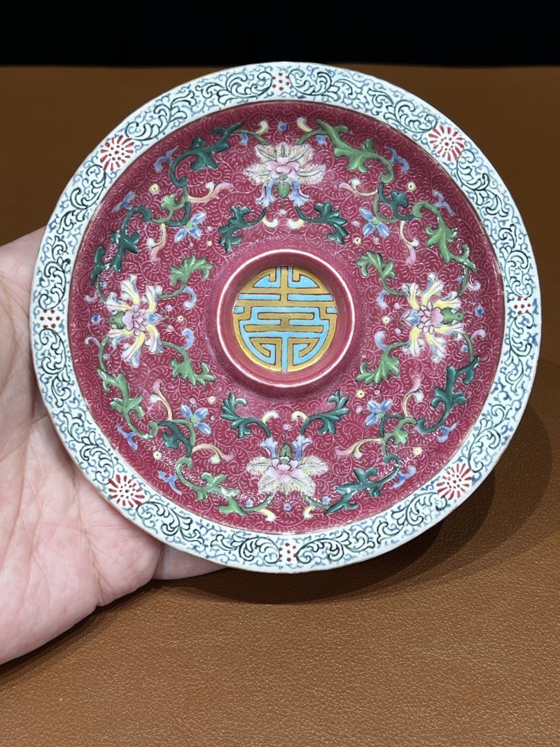 清乾隆 胭脂红地轧道洋彩缠枝宝相花纹杯及杯托（一套） - 图11