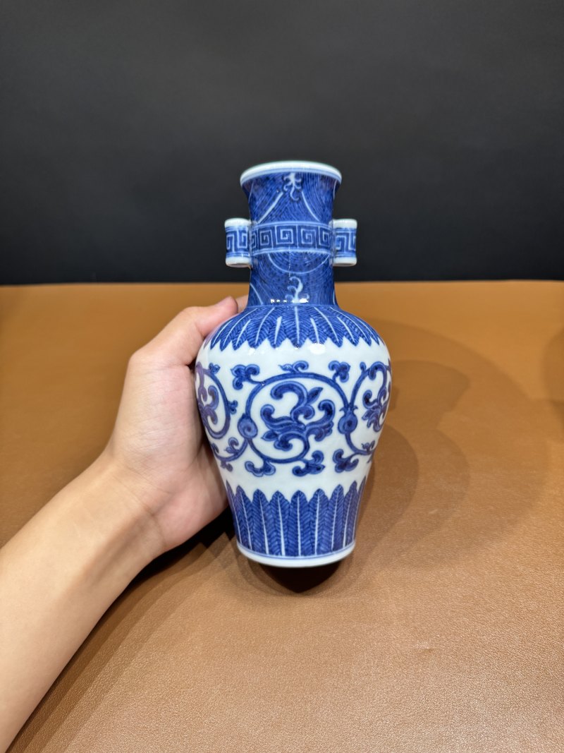 清乾隆 青花缠枝花卉纹贯耳瓶 - 图5