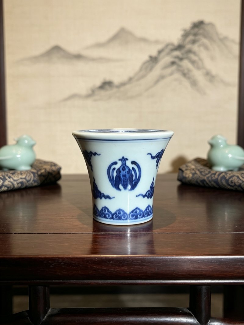 清 青花云蝠纹花插 - 图1