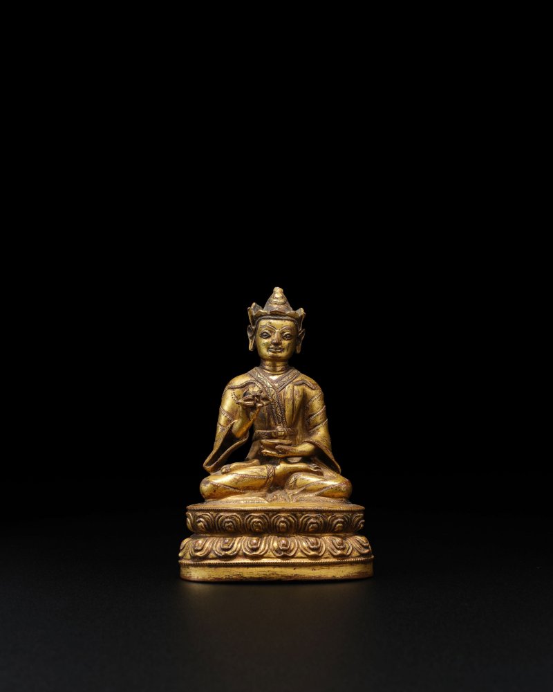 西藏 十四/十五世紀 銅鎏金蓮花生大士像 | A GILT COPPER ALLOY FIGURE OF PADMASAMBHAVA - 图5