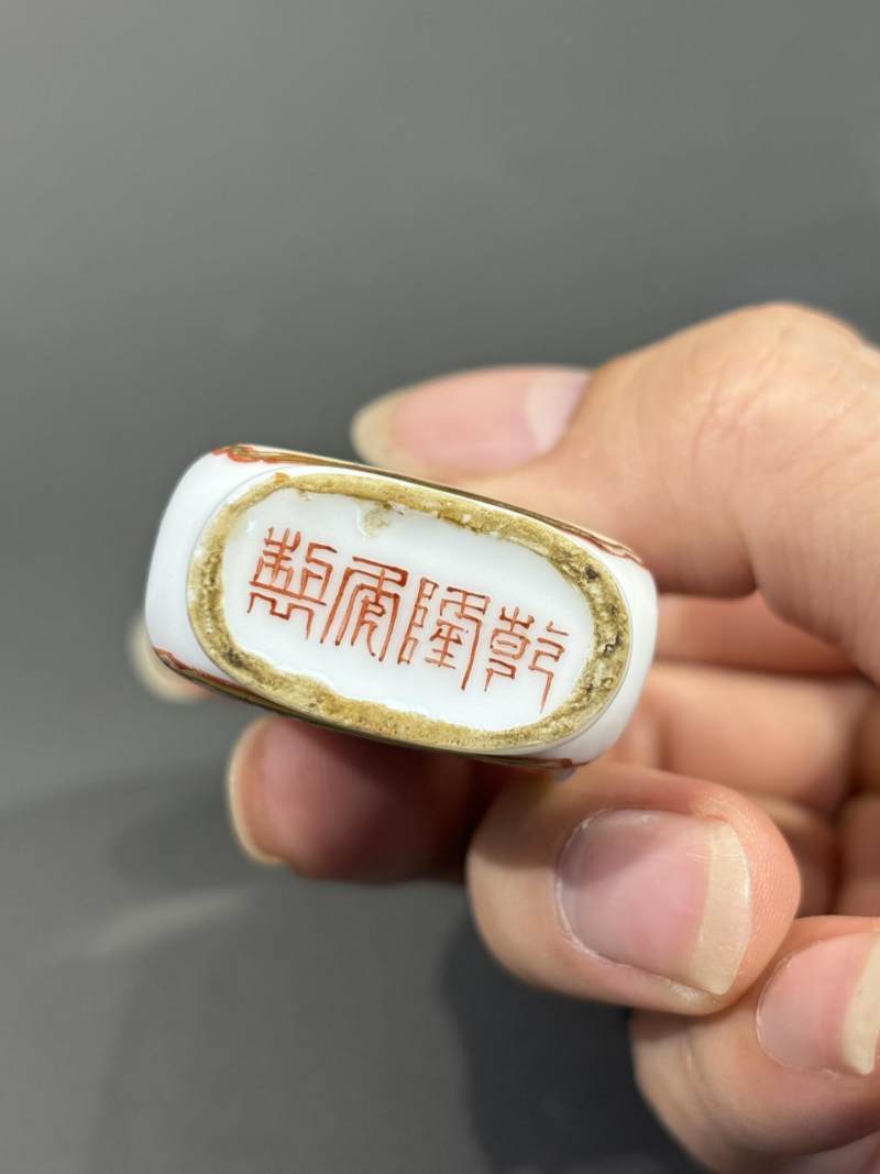    民国 瓷胎仿涅白料画珐琅彩芦雁图烟壶 - 图7