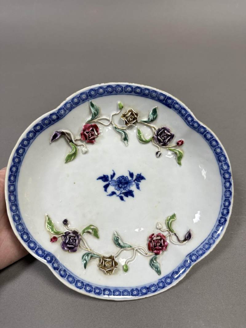    清 青花贴塑粉彩花卉纹盘 - 图3