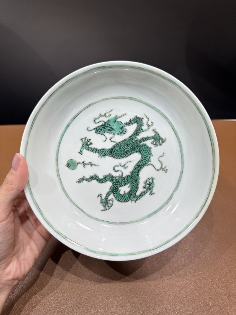 清康熙 暗刻海水绿彩龙纹盘 - 图4