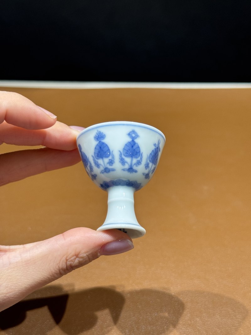 清雍正 仿成化青花莲托八吉祥小高足杯 - 图3