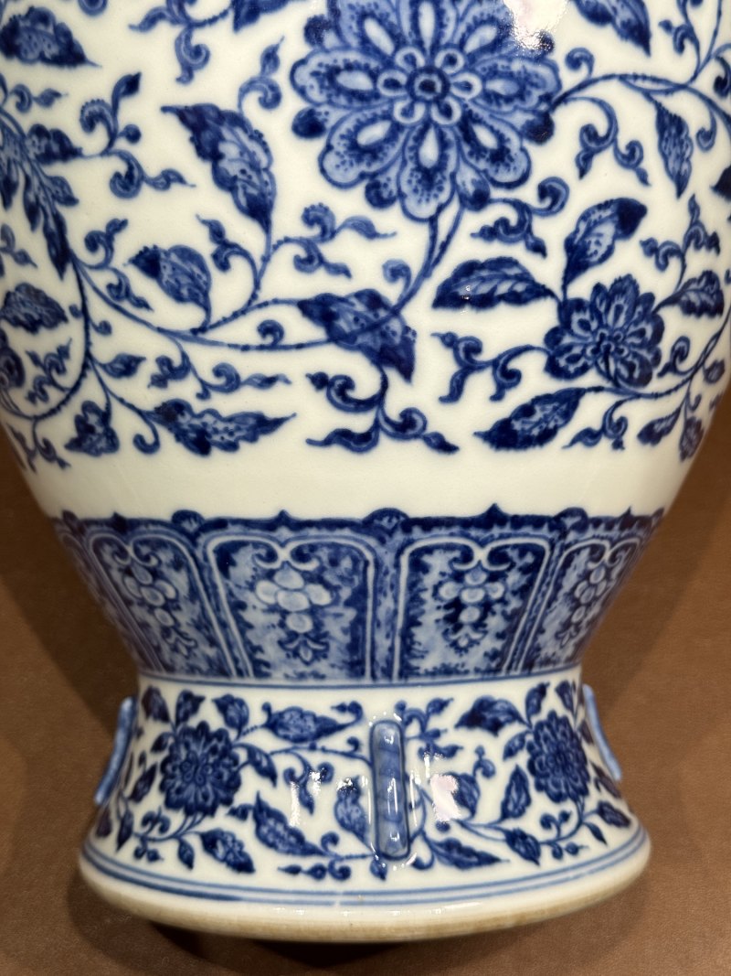 清乾隆 青花缠枝花卉纹出戟双耳尊 - 图16