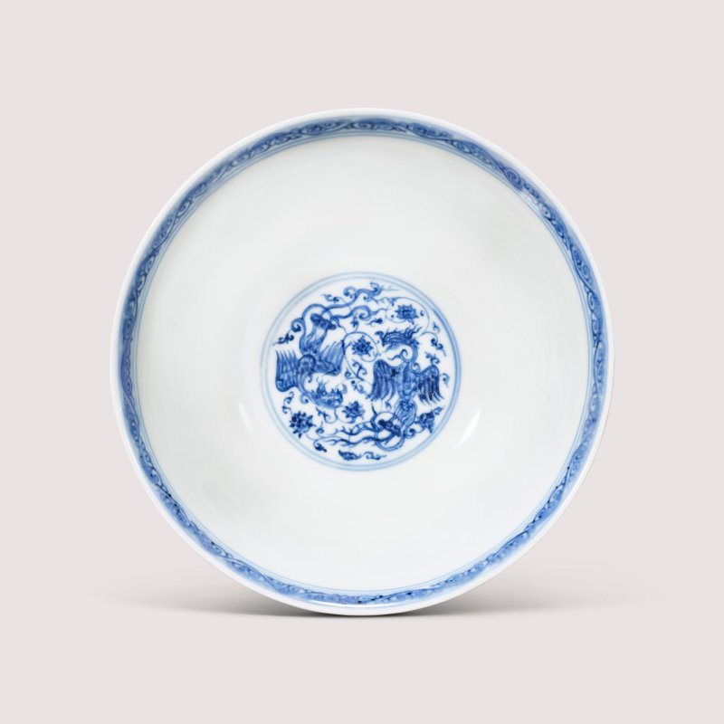 明成化 青花鳯穿蓮紋盌 雙圈六字楷書款  CHENGHUA SIX-CHARACTER MARK IN UNDERGLAZE BLUE WITHIN A DOUBLE CIRCLE AND OF THE PERIOD (1465-1487) - 图2