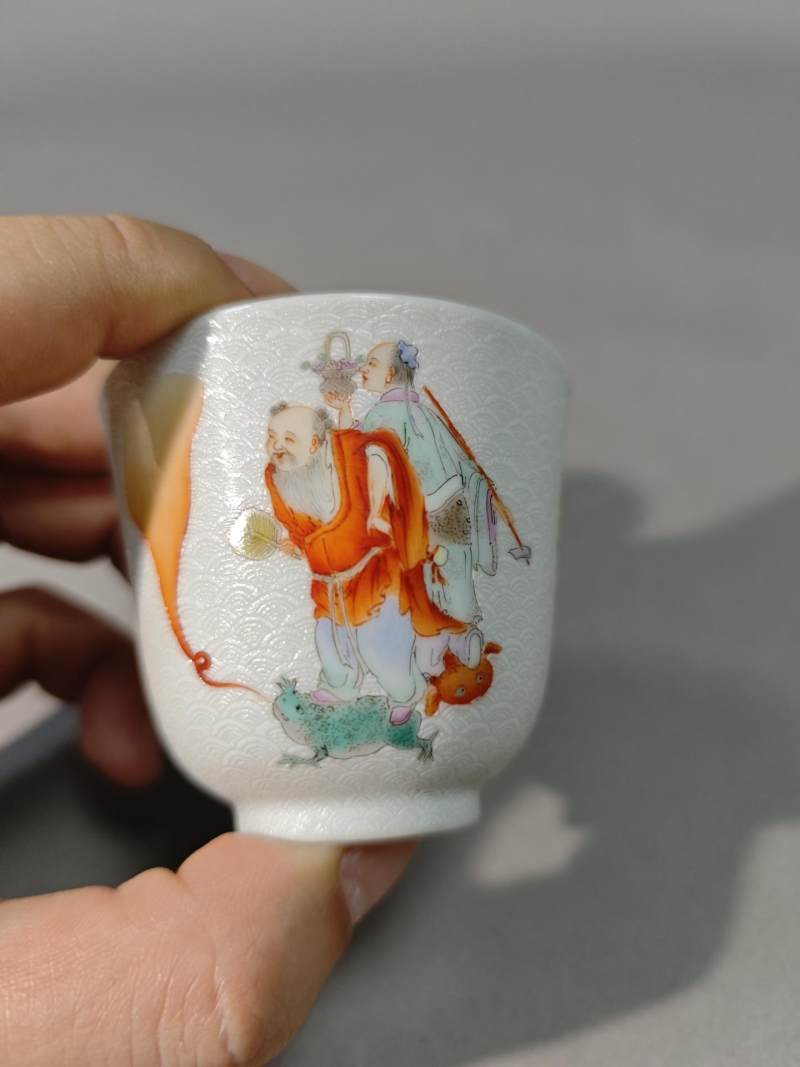    白地轧道粉彩人物杯 - 图2