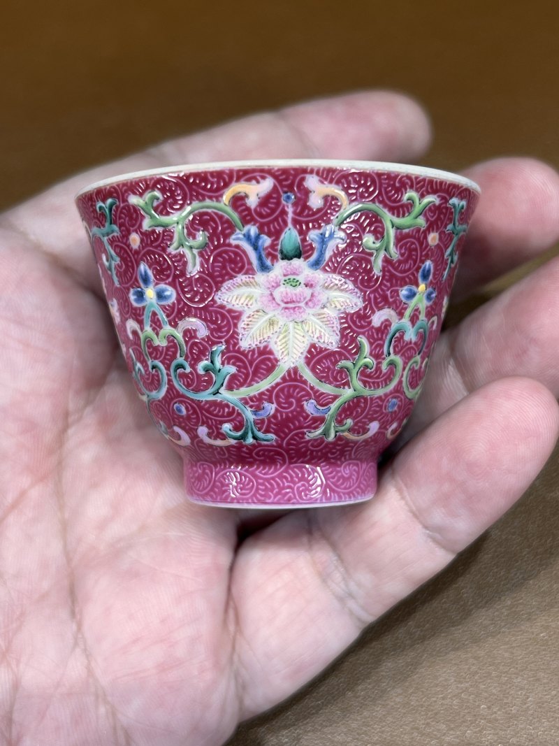 清乾隆 胭脂红地轧道洋彩缠枝宝相花纹杯及杯托（一套） - 图5
