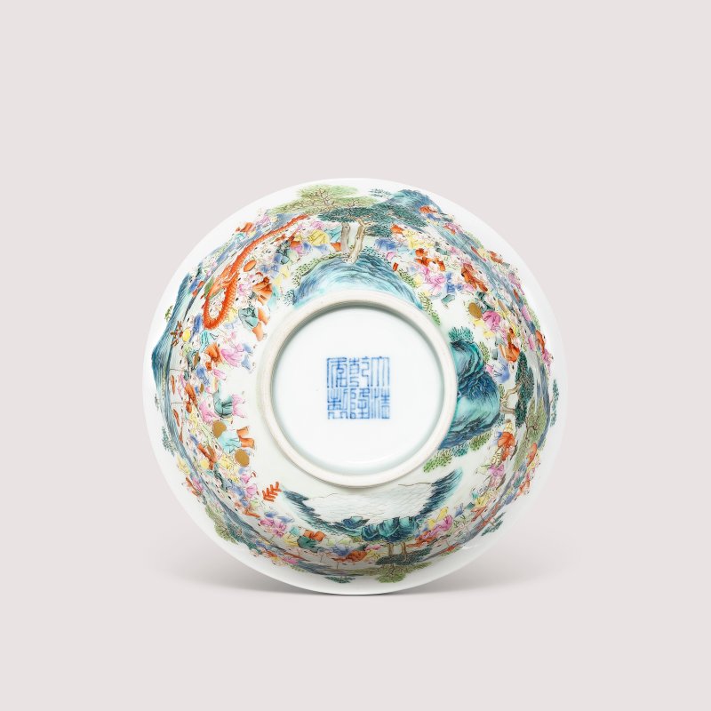清乾隆 粉彩長春百子圖盌 六字篆書款  QIANLONG SIX-CHARACTER SEAL MARK IN UNDERGLAZE BLUE AND OF THE PERIOD (1736-1795) - 图4