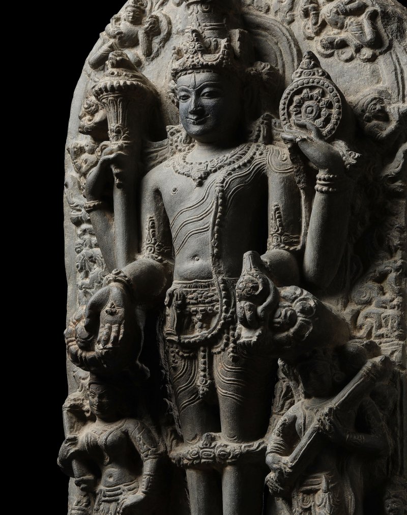 印度東北部 帕拉時期 十二世紀 黑石毗濕奴像 | A BLACKSTONE STELE OF VISHNU - 图4