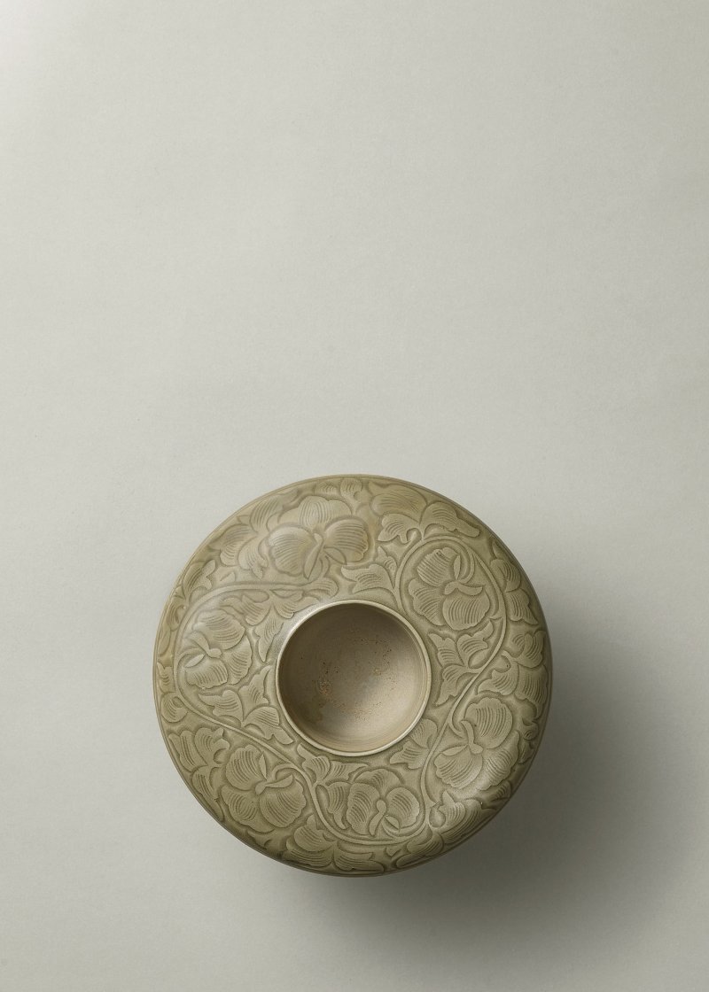 北宋　耀州窯青釉刻花鏤空五足爐 | A RARE YAOZHOU CARVED AND RETICULATED CELADON-GLAZED INCENSE BURNER - 图7