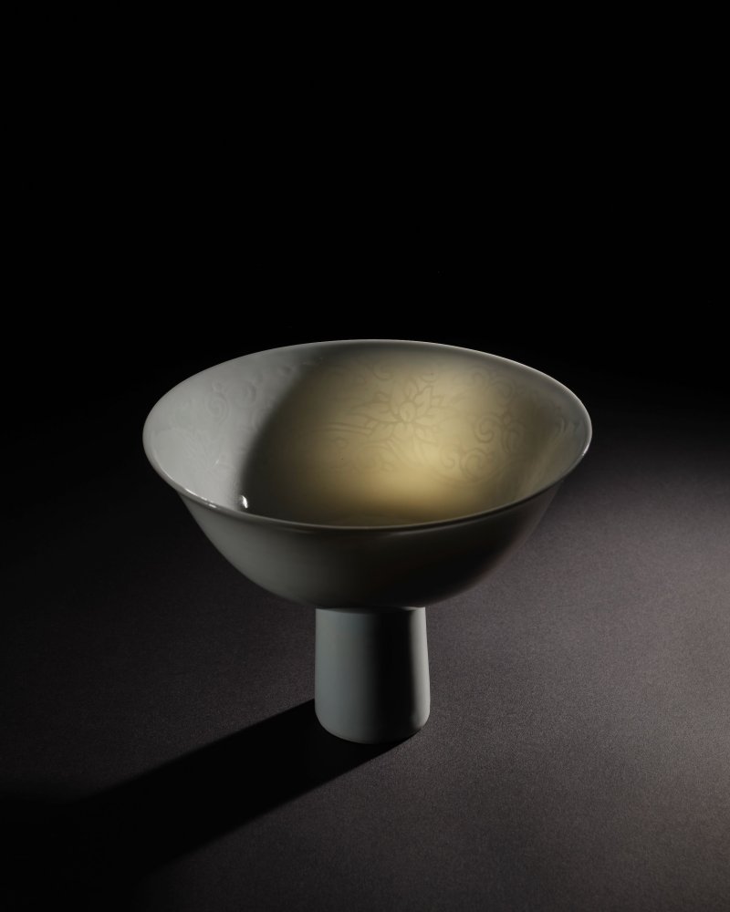清康熙　白釉暗刻纏枝蓮紋高足碗 | AN ANHUA-DECORATED WHITE-GLAZED 'LOTUS' STEMBOWL - 图4