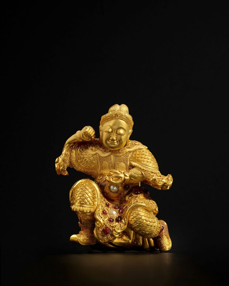 清乾隆 金嵌寶忠臣像 | AN EXCEPTIONALLY RARE GOLD GEM-SET FIGURE OF THE 'LOYAL GENERAL' - 图1