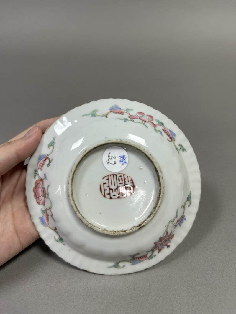    清光绪 粉彩籁瓜纹菊瓣盘、松绿地粉彩芍药图菊瓣盘（两件一组） - 图8