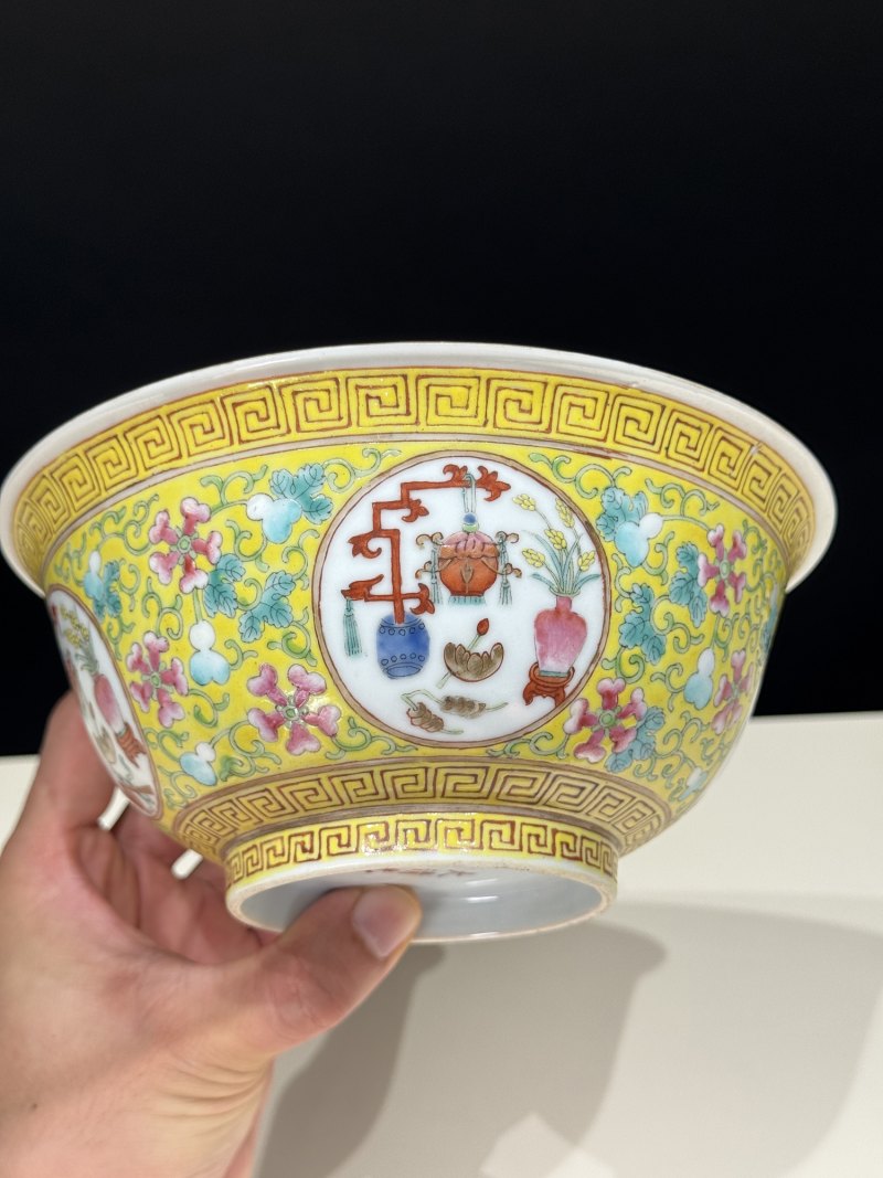 清光绪 黄地粉彩福禄万代开光博古图碗一对 - 图6