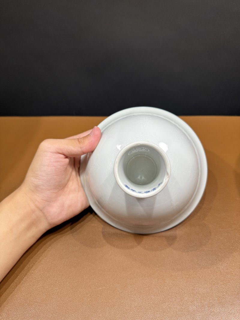 清雍正 白釉暗刻八宝纹高足碗 - 图11