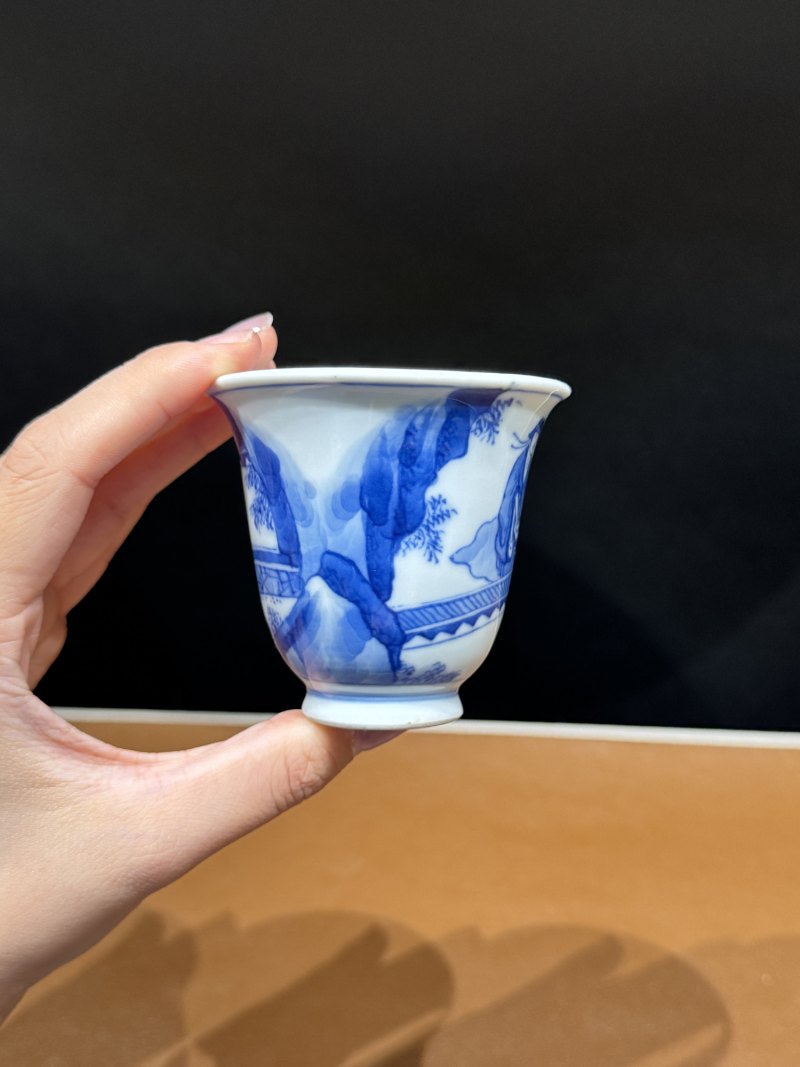 清康熙 青花西厢记之崔莺莺听琴图铃铛杯 - 图6