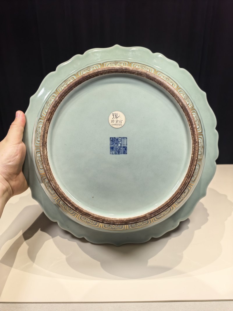 清乾隆 粉青釉浅浮雕描金福寿吉庆如意花口大洗 - 图13