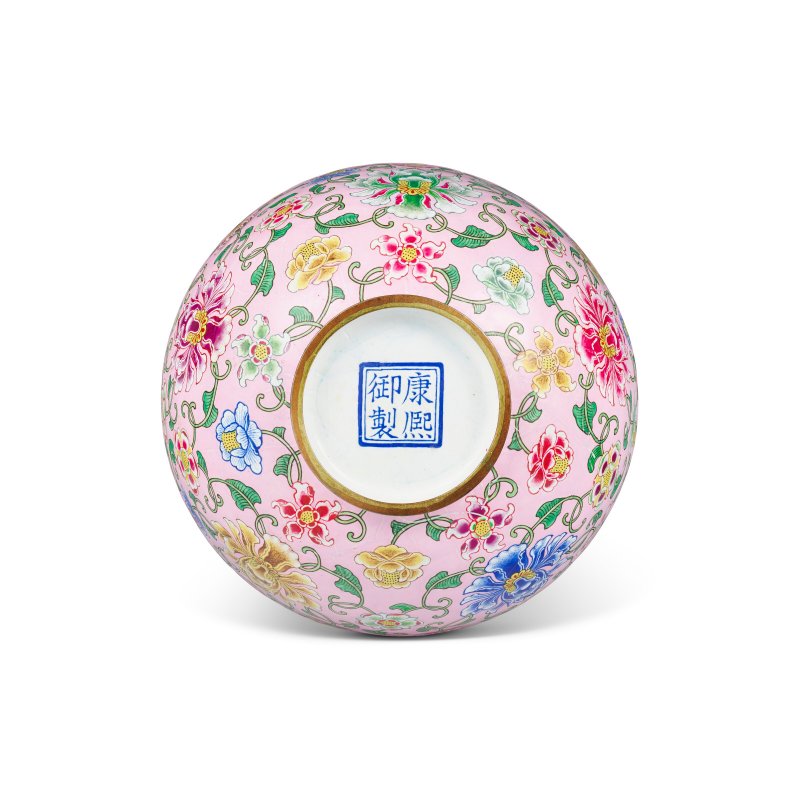 清康熙 御製銅胎粉紅地畫琺瑯纏枝蓮紋盌 雙方框「康熙御製」藍料款  KANGXI YUZHI FOUR-CHARACTER MARK IN BLUE ENAMEL WITHIN A DOUBLE SQUARE AND OF THE PERIOD (1662-1722) - 图2