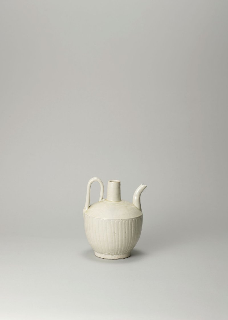 宋　定窯系白釉水波紋執壺 | A DING-TYPE WHITE-GLAZED EWER - 图2