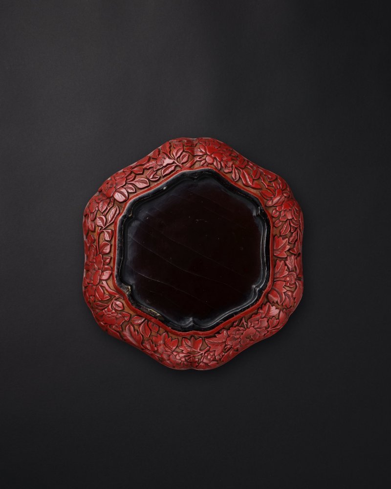 明　剔紅納涼圖瓣式盤 | A CARVED CINNABAR LACQUER 'RESTING SCHOLAR' HEXALOBED DISH - 图2