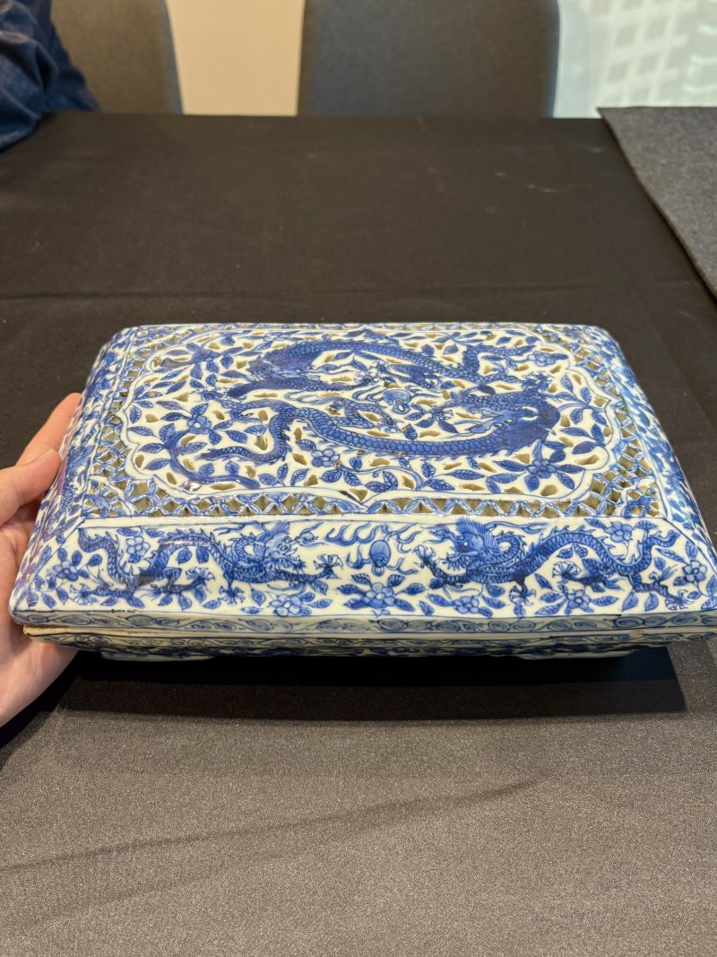 明萬曆 青花鏤空龍紋捧盒 - 图17