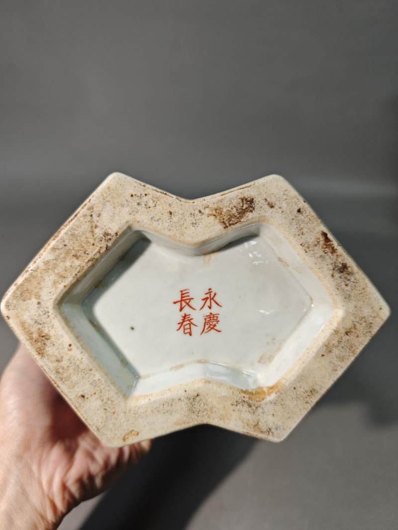    藕荷地粉彩花鸟方胜尊 - 图5