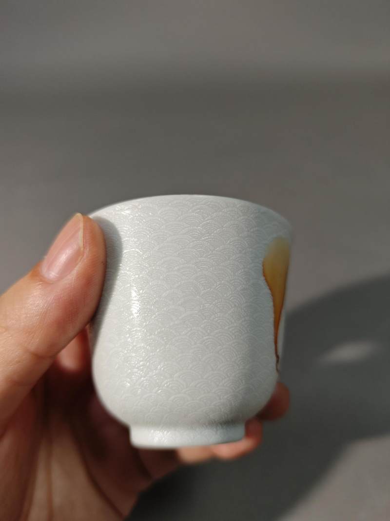    白地轧道粉彩人物杯 - 图3