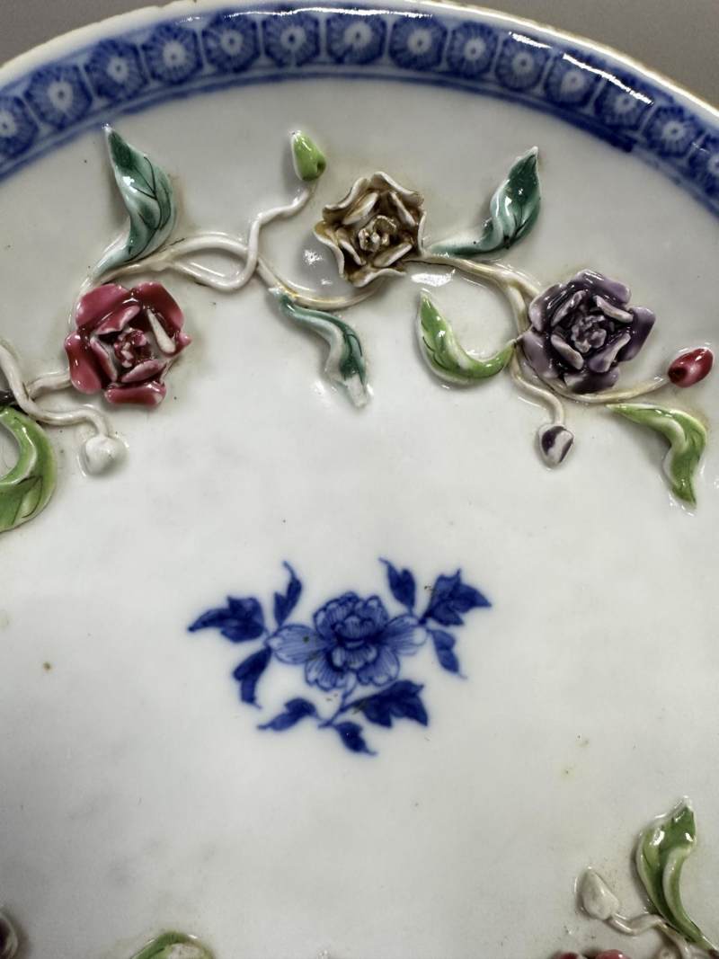    清 青花贴塑粉彩花卉纹盘 - 图4