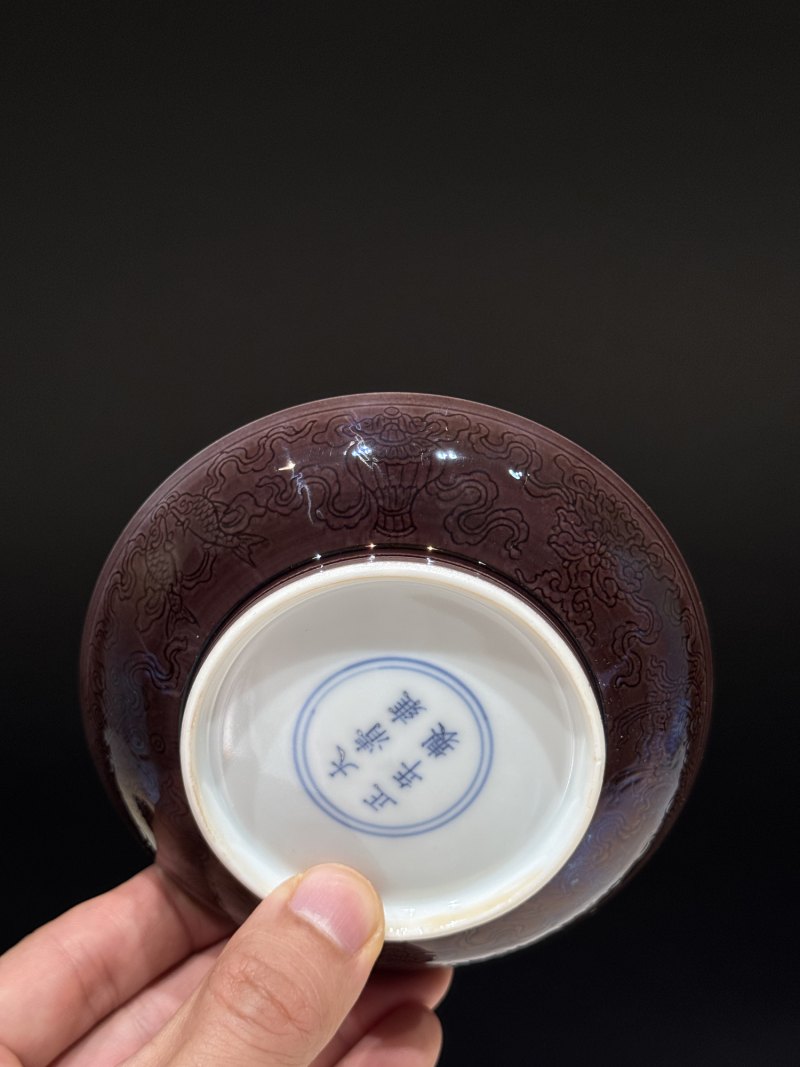 清雍正 茄皮紫釉暗刻八吉祥纹小盘一对 - 图3